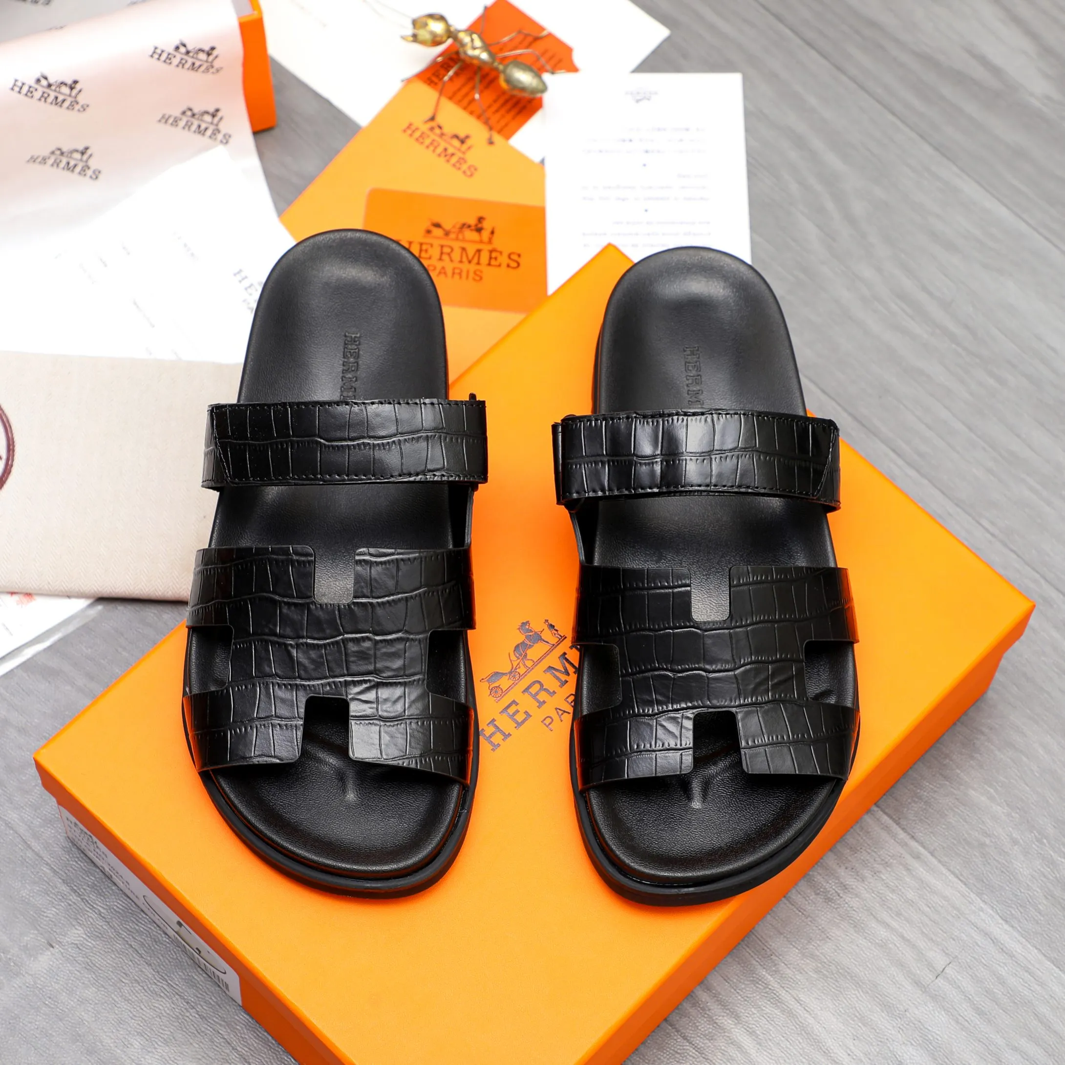 Men's shoes 💰340 Product trademark: Hermes "Hermes" Couple's slippers Regular size: 36-46 Product material: Selected stone grain cowhide upper, microfiber lining, original outsole
